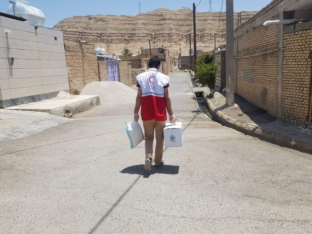 داوطلبان هلال احمر با تهیه وتوزیع بیش از300 بسته غذایی و بهداشتی لبخند شادی بر لبان خانواده های نیازمند امیدیه نشاندند